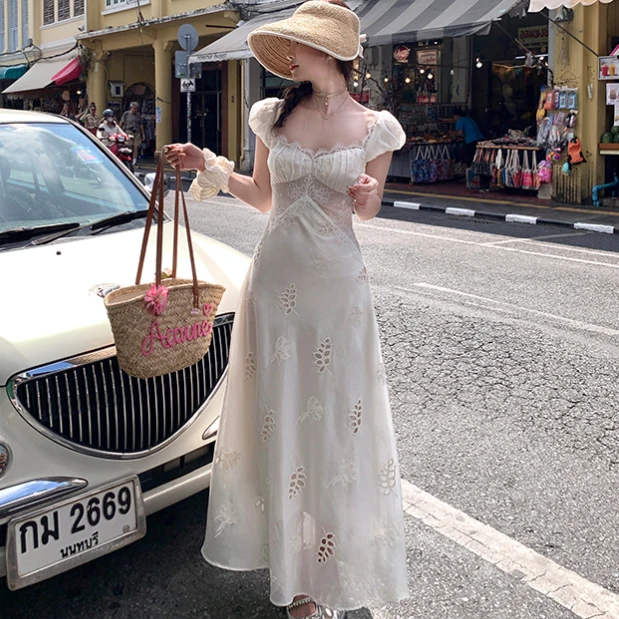 刺绣杏色长款小飞袖收腰a字连衣裙女夏季法式气质过膝显瘦裙子