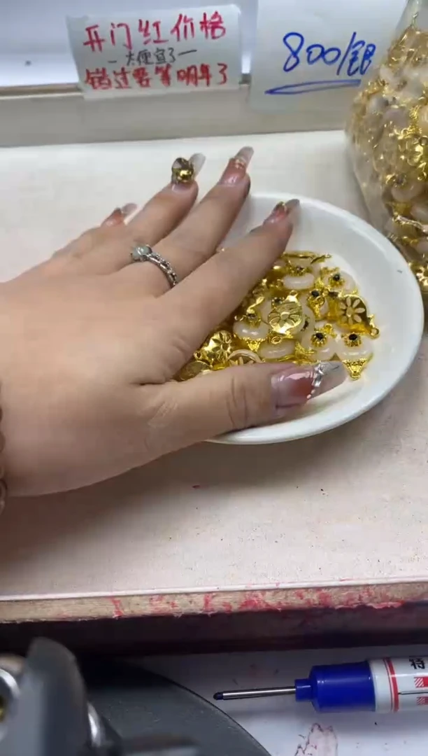 【闪购商品】玛瑙/玉髓颈饰银S800镶嵌x1079白玉平安扣手牌3颗