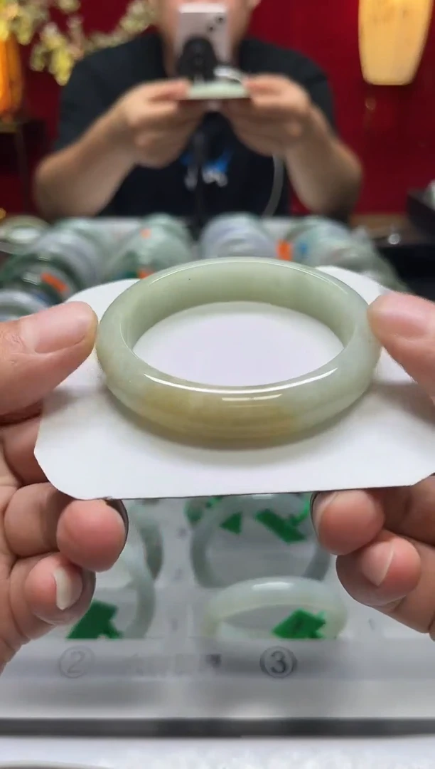 翡翠手镯未镶嵌翡翠1