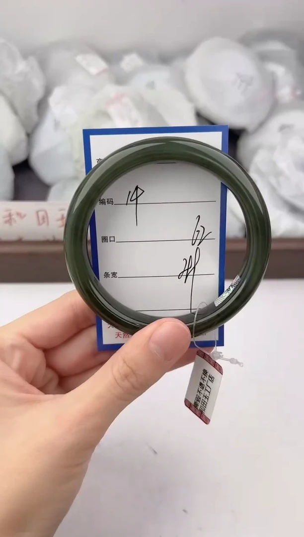 未镶嵌手镯和田玉14颜色微差无瑕疵