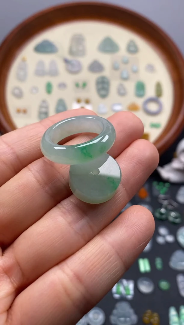 颈饰未镶嵌翡翠飘緑子母扣一套/芬