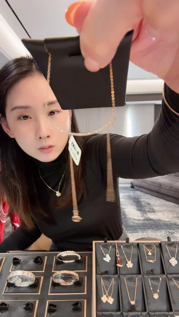 颈饰18K金镶嵌钻石微笑项链