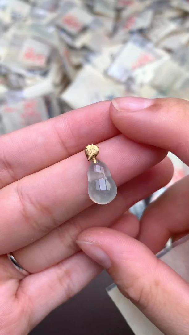18K金镶嵌挂件翡翠 —