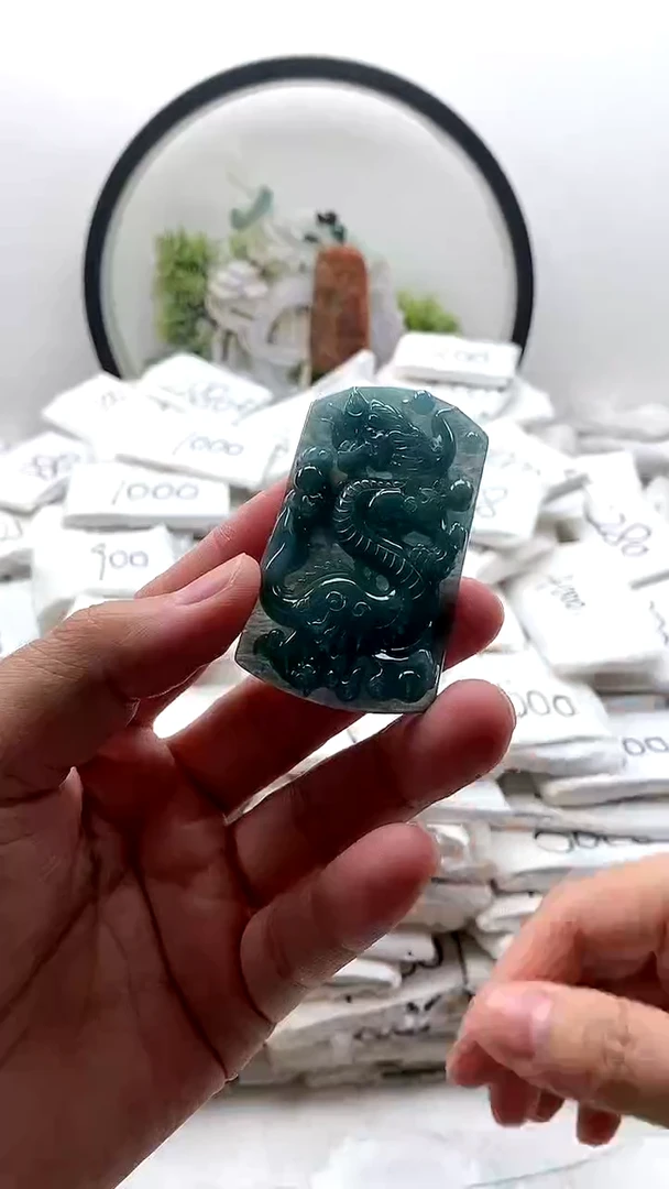 颈饰未镶嵌翡翠龙牌