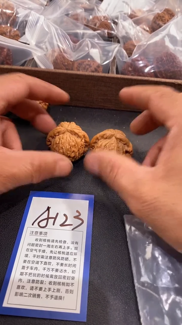 文玩核桃吊坠41白狮子