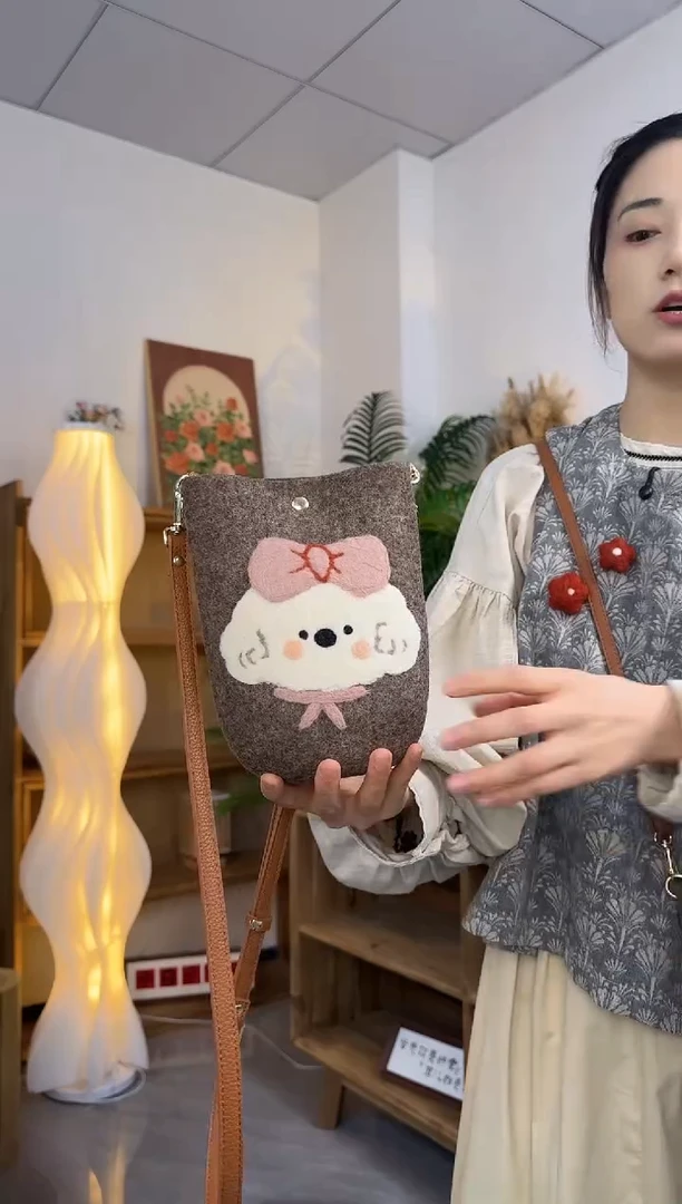 羊毛非遗纯手工包  手机包小狗
