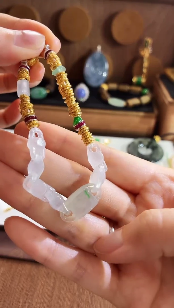 18K金镶嵌手链翡翠手饰