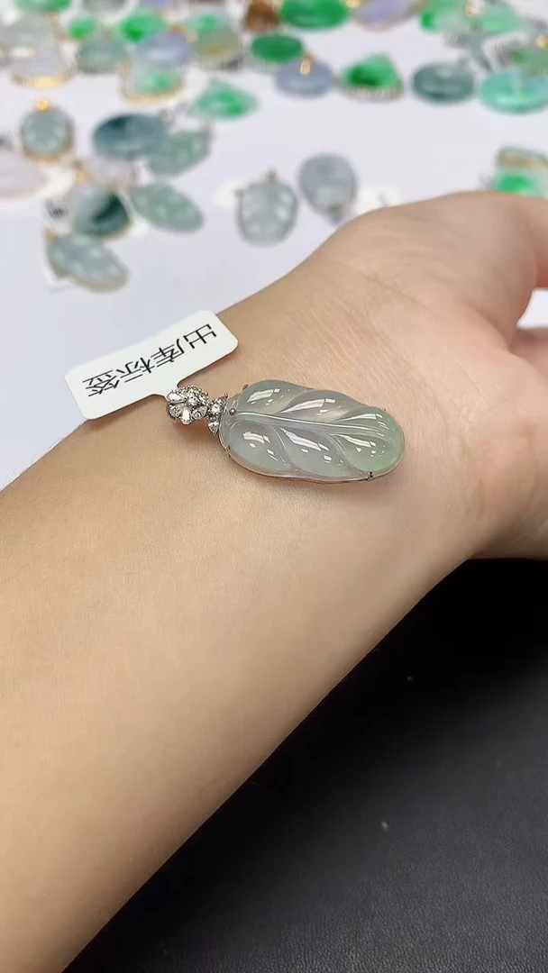 翡翠18K金镶嵌颈饰天然缅甸a货翡翠