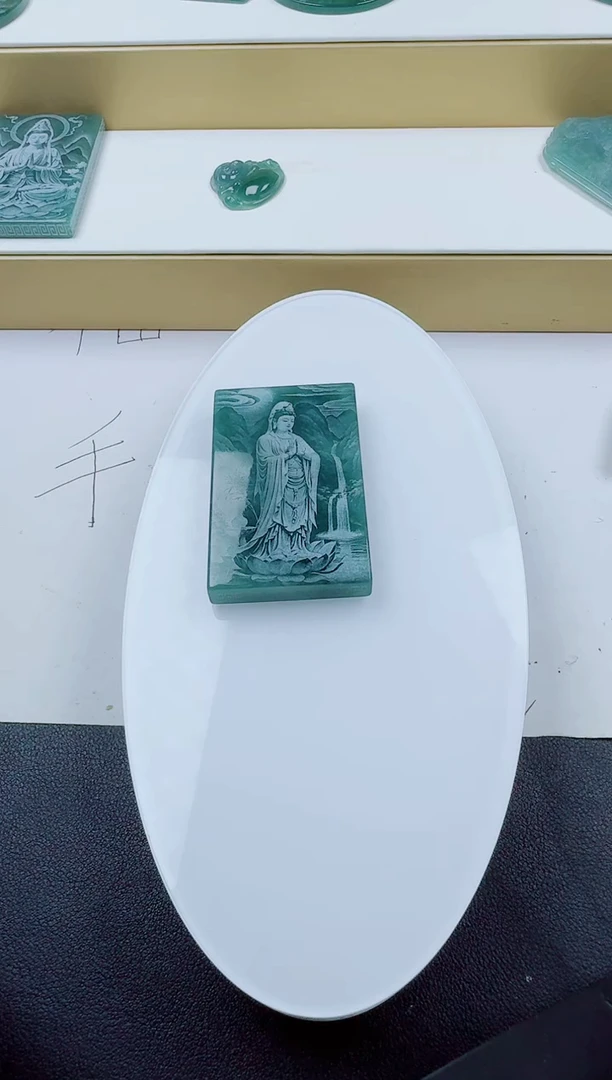 翡翠未镶嵌颈饰方观音