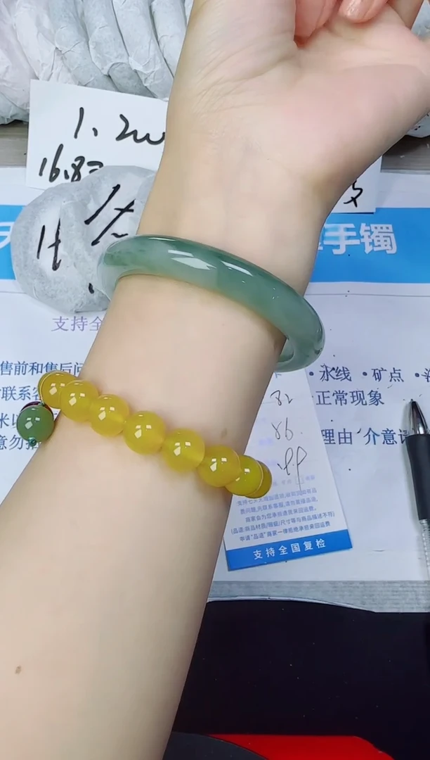 石英质玉手镯未镶嵌82/56