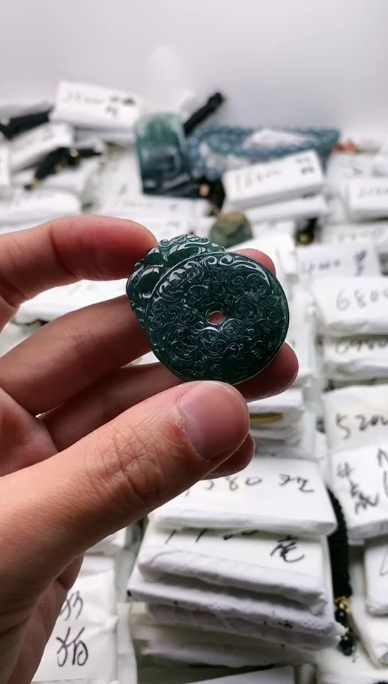 翡翠未镶嵌颈饰平安扣