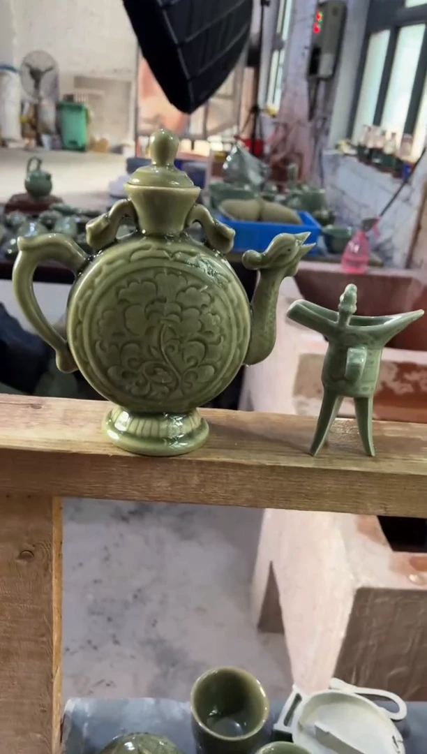微瑕耀州窑凤鸣壶+爵杯一只