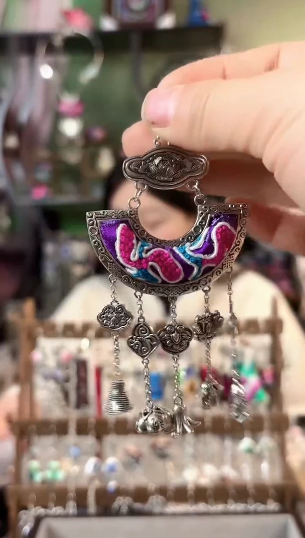 彩云南阁非遗老绣苗银饰品574