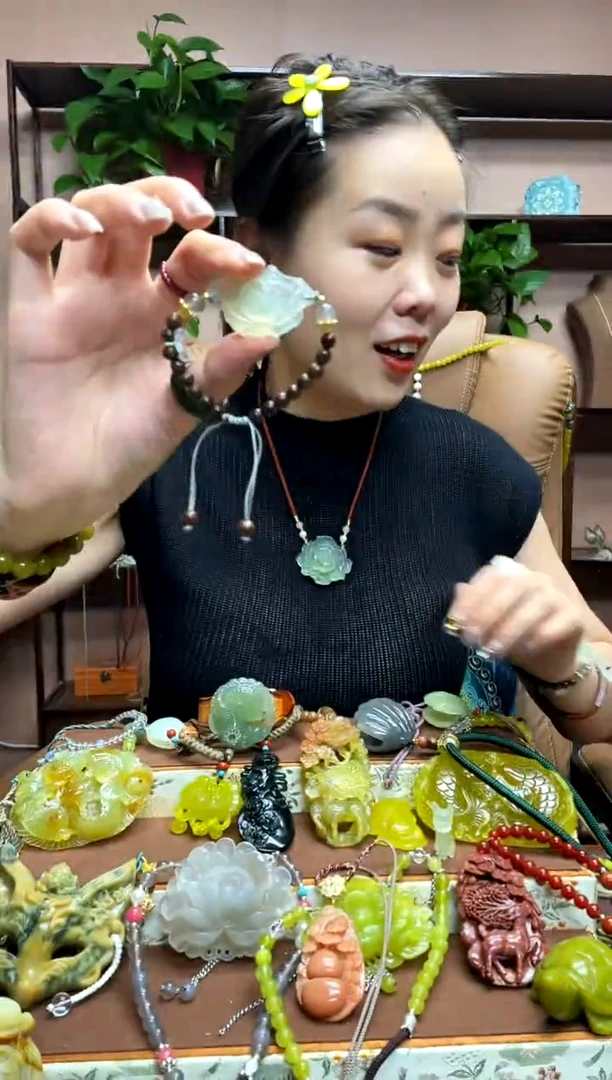未镶嵌岫玉吊坠多样性发货发其中之一