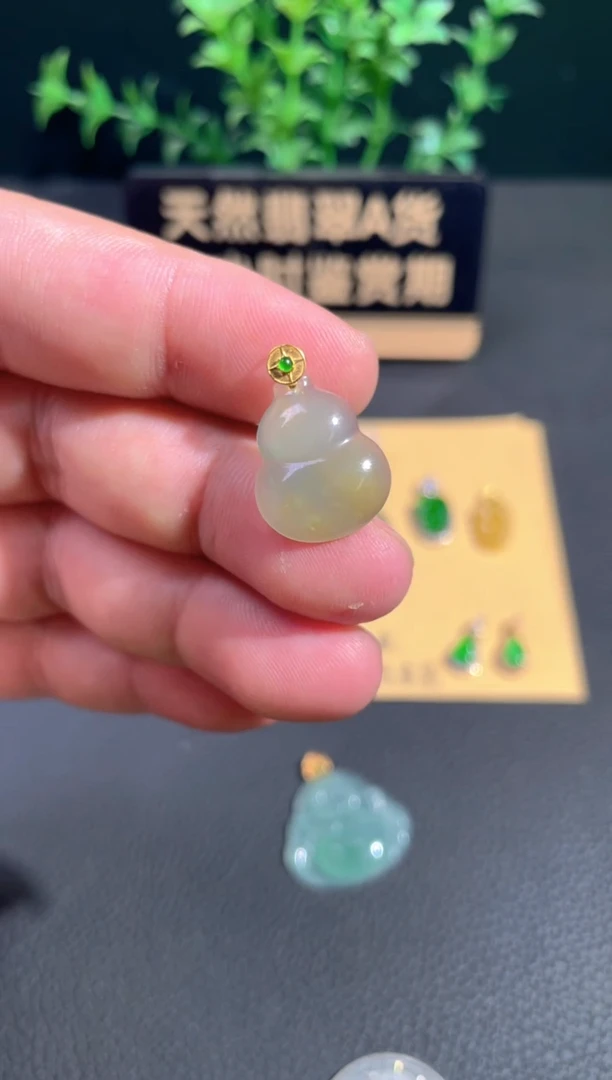 颈饰18K金镶嵌翡翠翡翠