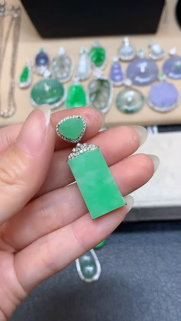 颈饰18K金镶嵌翡翠无事牌【无服务费