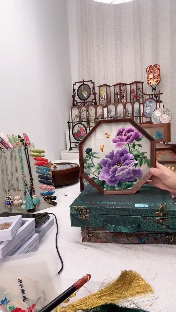 扇子苏绣作品手工摆台