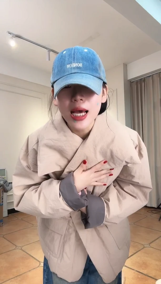 小***呀设计师品牌杏色羽r服