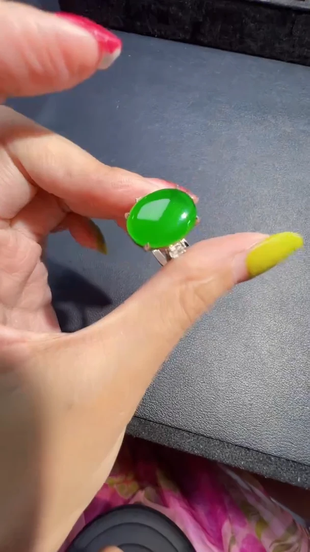 定制翡翠未镶嵌翡翠A货有轻微色差属于正常现象，戒指多样性发货1