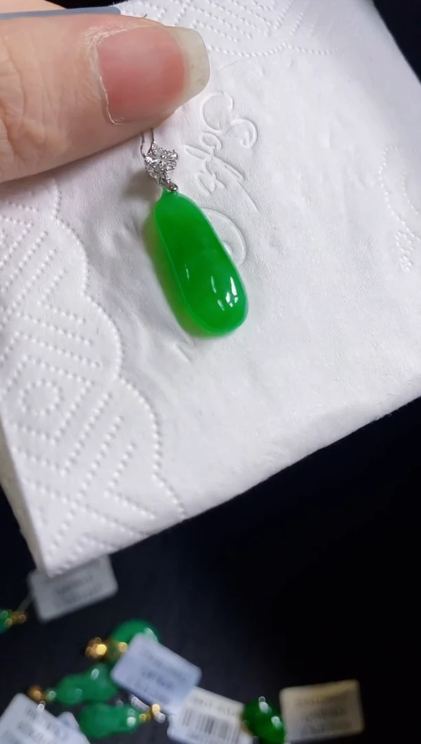 翡翠18K金镶嵌颈饰瓜