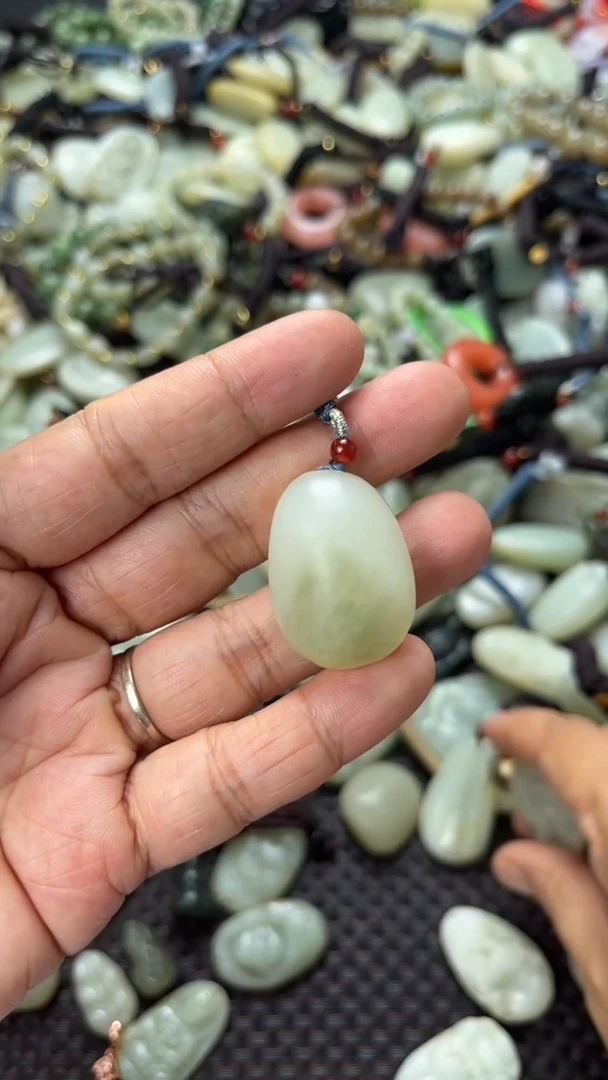 和田玉未镶嵌颈饰（多样性发一件）没有证书有瑕