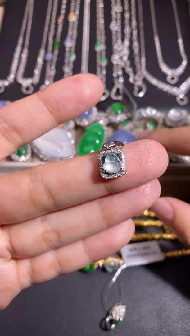 颈饰18K金镶嵌翡翠吊坠