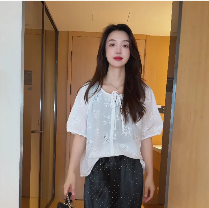 甜美系带洋气宽松休闲法式白色衬衫百搭刺绣圆领夏季短袖印花