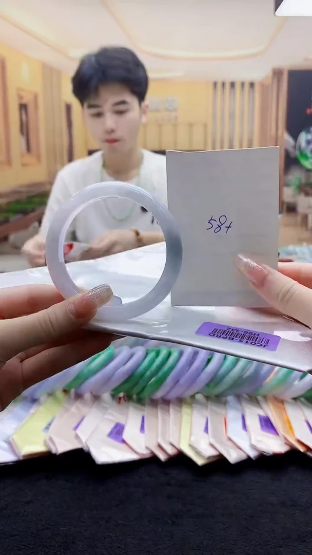 翡翠手镯未镶嵌AAAAA