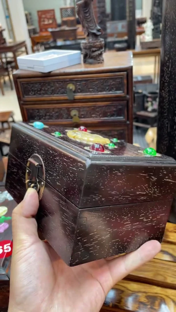 木两件带珠宝侧翻盒