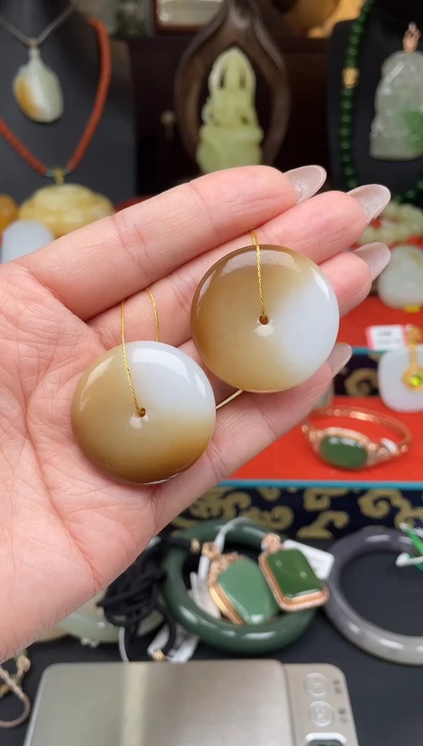 和田玉未镶嵌颈饰吊坠多样性发其一