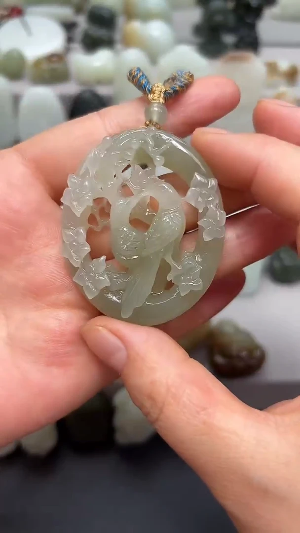 和田玉未镶嵌颈饰.