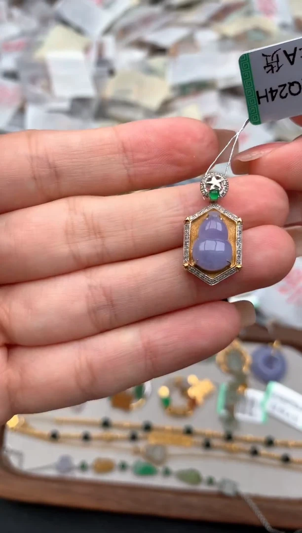 18K金镶嵌挂件翡翠一