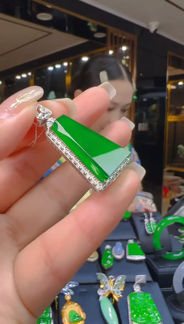 吊坠(赠链)18K金镶嵌翡翠069