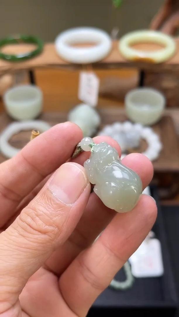 吊坠(不含链)未镶嵌和田玉且末青白 貔貅