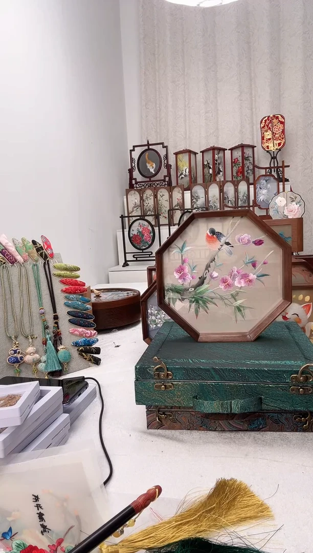扇子苏绣作品手工摆台