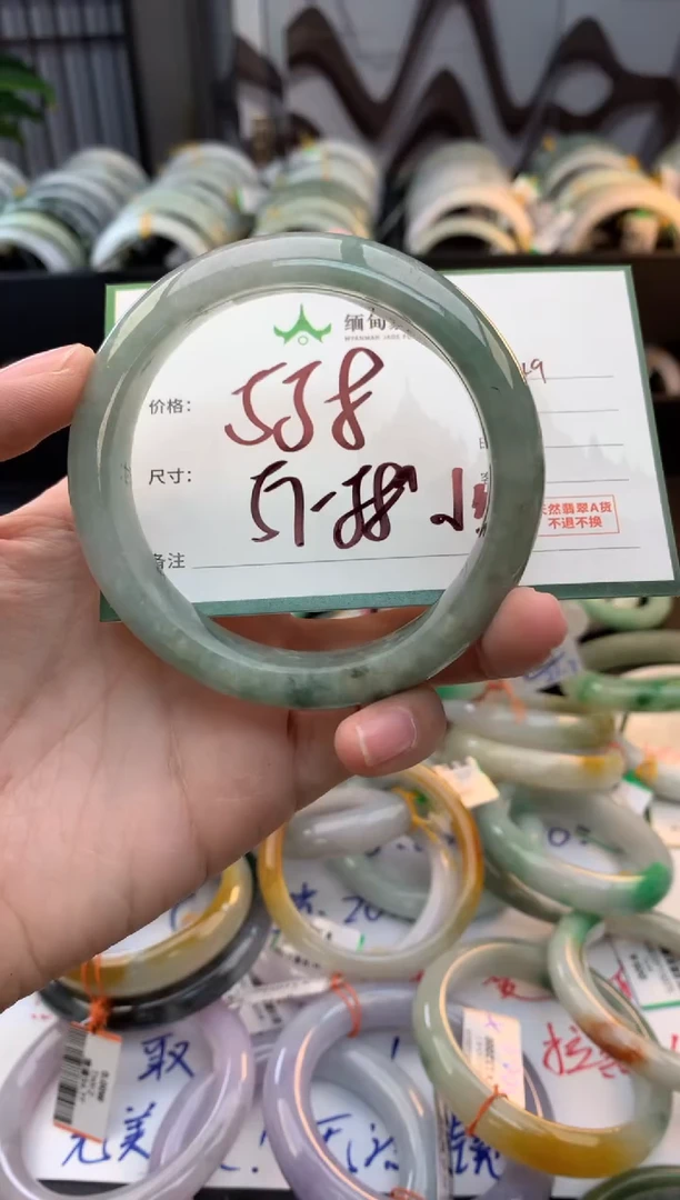 未镶嵌定制翡翠毛货需精细抛光+多人