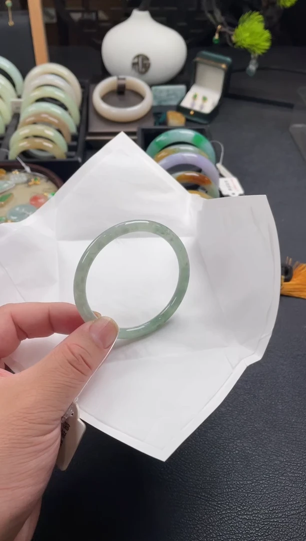 【闪购商品】翡翠手镯未镶嵌有纹裂包容
