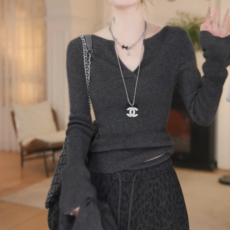 2026秋冬新款V领修身显瘦软糯纸片人针织打底衫女气质F8-54