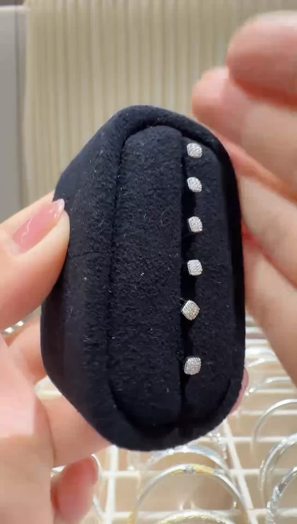 925银合成立方氧化锆方糖耳钉 发一对