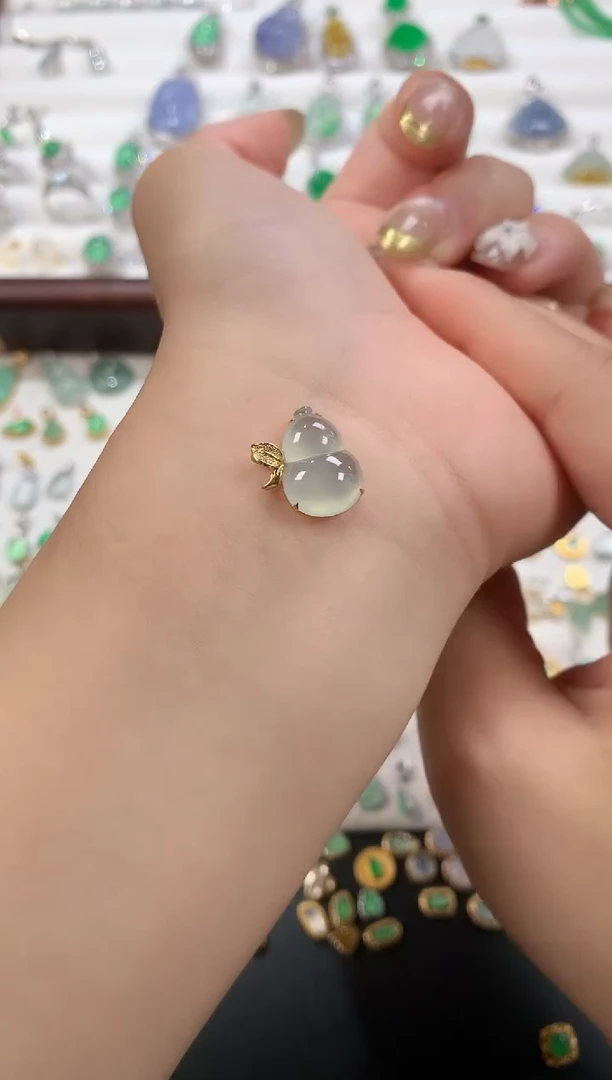 翡翠18K金镶嵌颈饰腰缠万贯葫芦