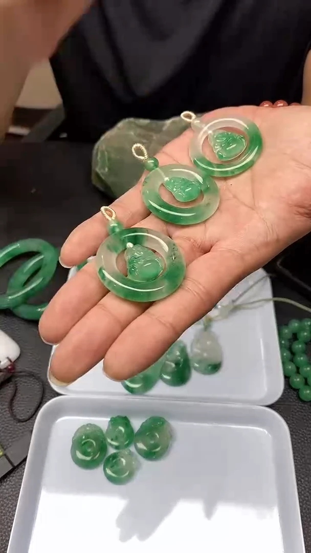 玉材质：独龙玉       佛心