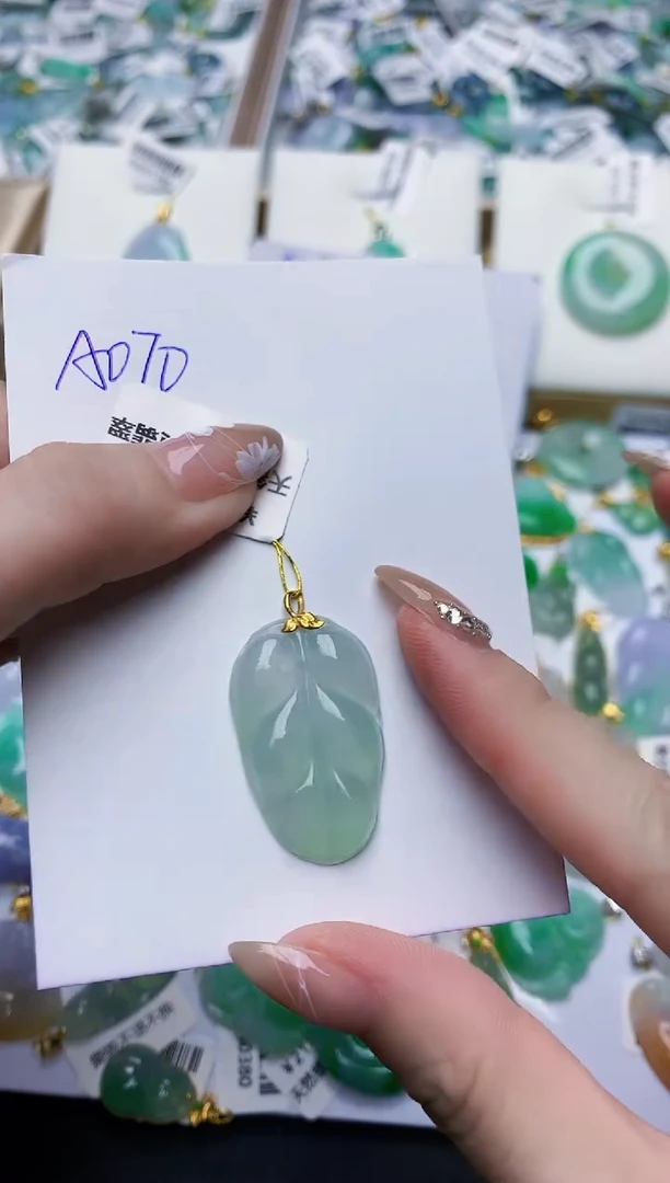 翡翠18K金镶嵌颈饰0000000000