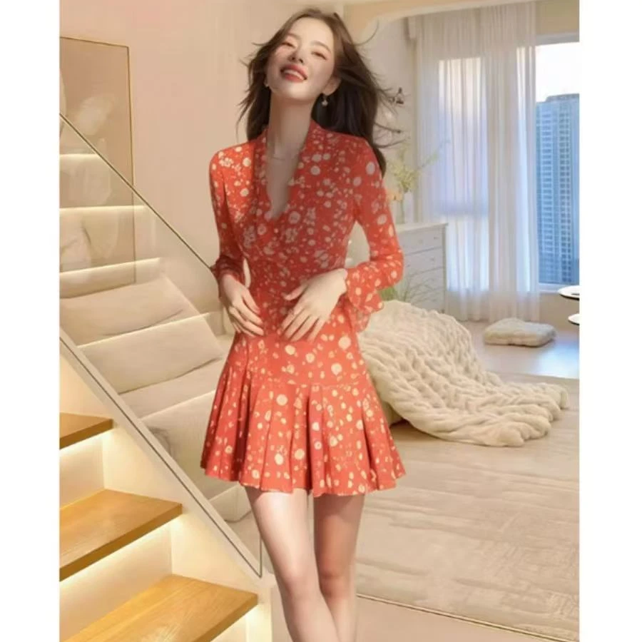 法式轻熟度假风碎花v领连衣裙女2025春夏新款收腰a字短裙洋气女装