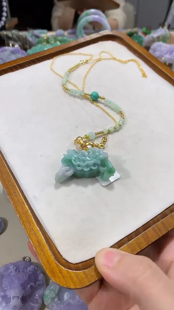 颈饰未镶嵌翡翠吊坠