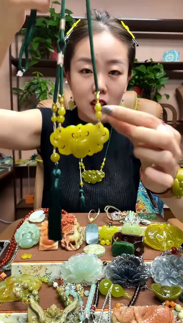 未镶嵌岫玉吊坠多样性发货发其中之一
