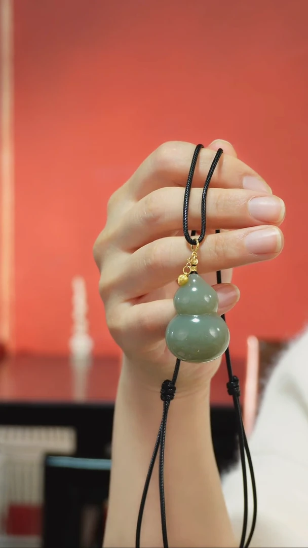 颈饰18K金镶嵌和田玉吊坠