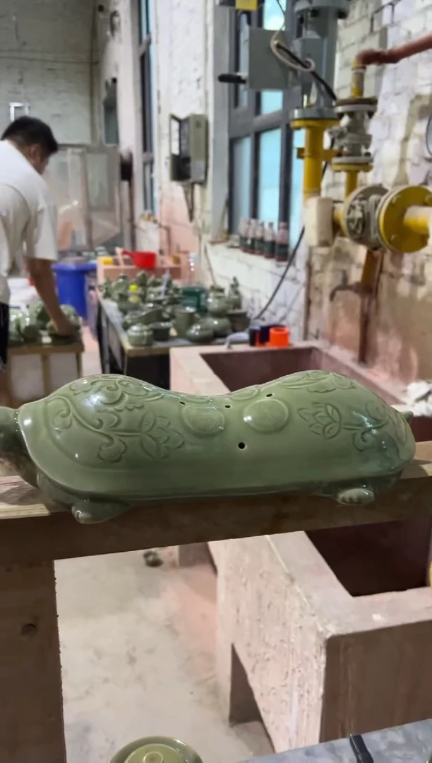 耀州窑青瓷长寿龟枕头