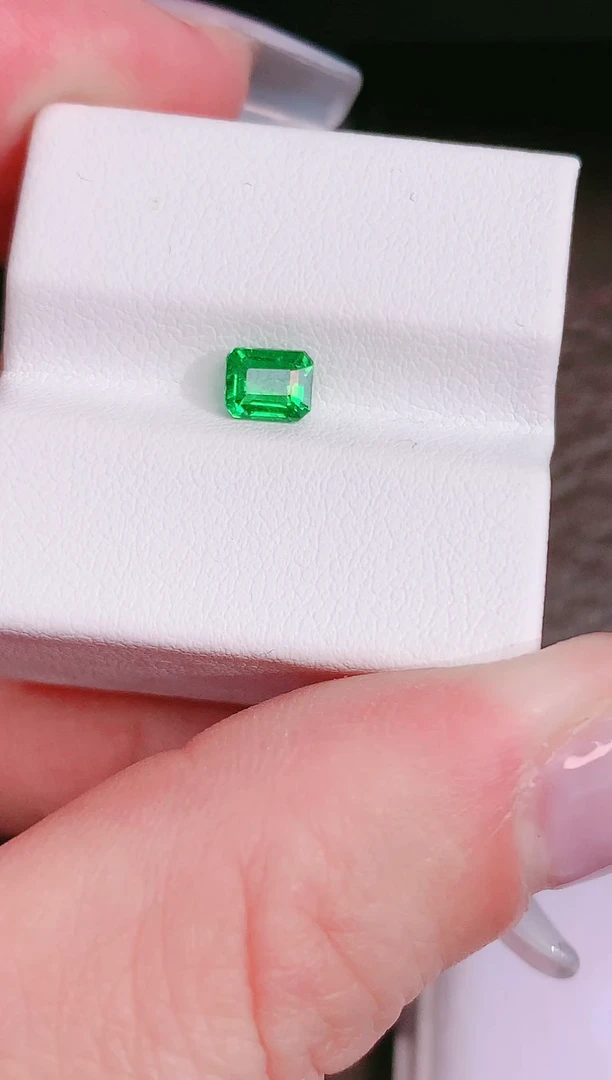 未镶嵌珠宝半成品石榴石（沙弗莱）0.66ct