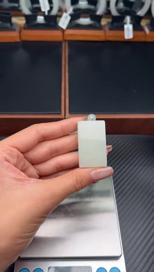 吊坠(赠链)未镶嵌和田玉黑山微色差吊坠KM