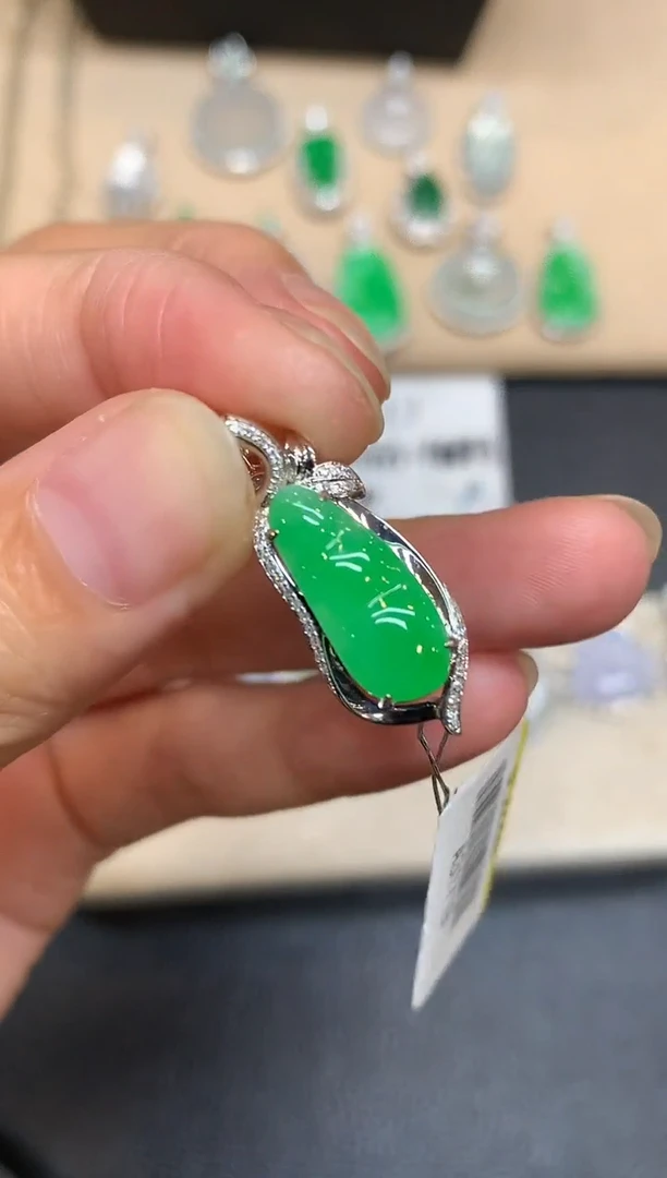 颈饰18K金镶嵌翡翠福豆【无服务费